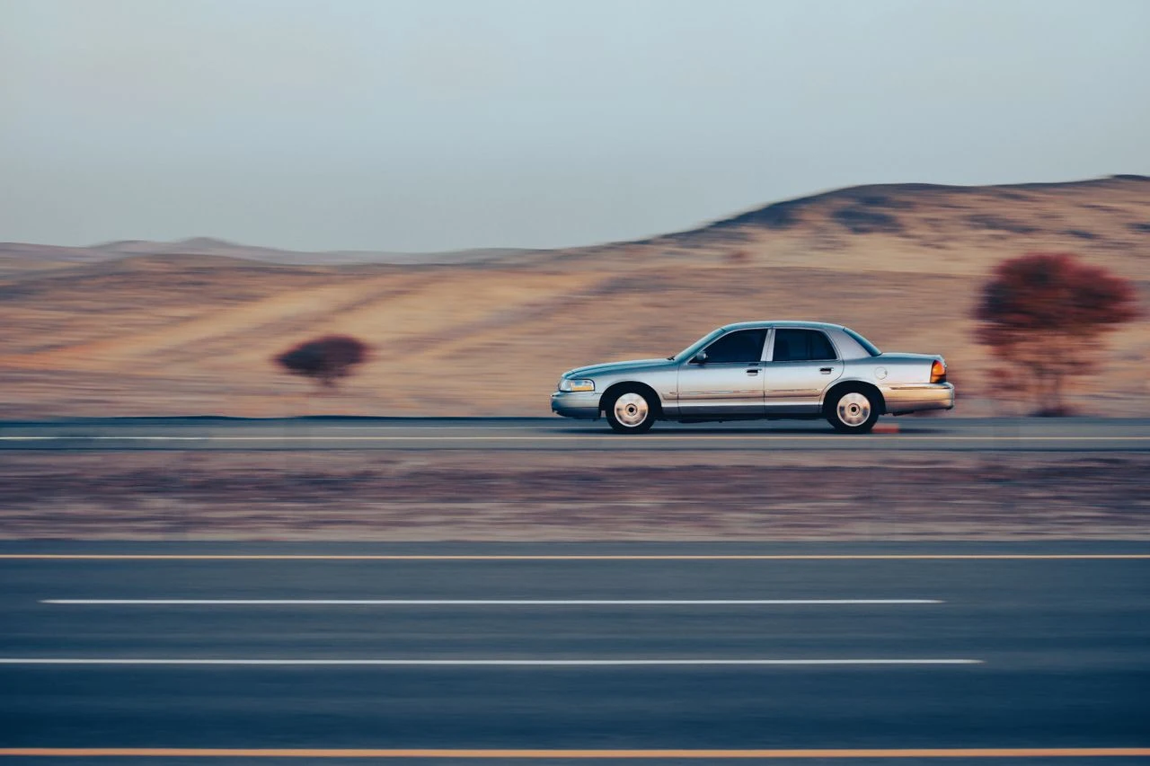 Exemplo da primeira lei de Newton e da inércia em um carro