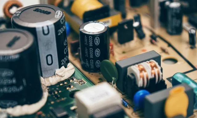 Capacitor elétrico com duas placas e representação de cargas e energia armazenada
