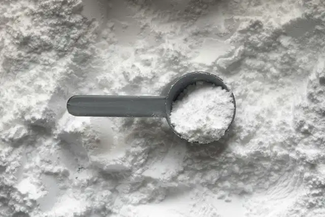Creatina em pó usada como suplemento alimentar